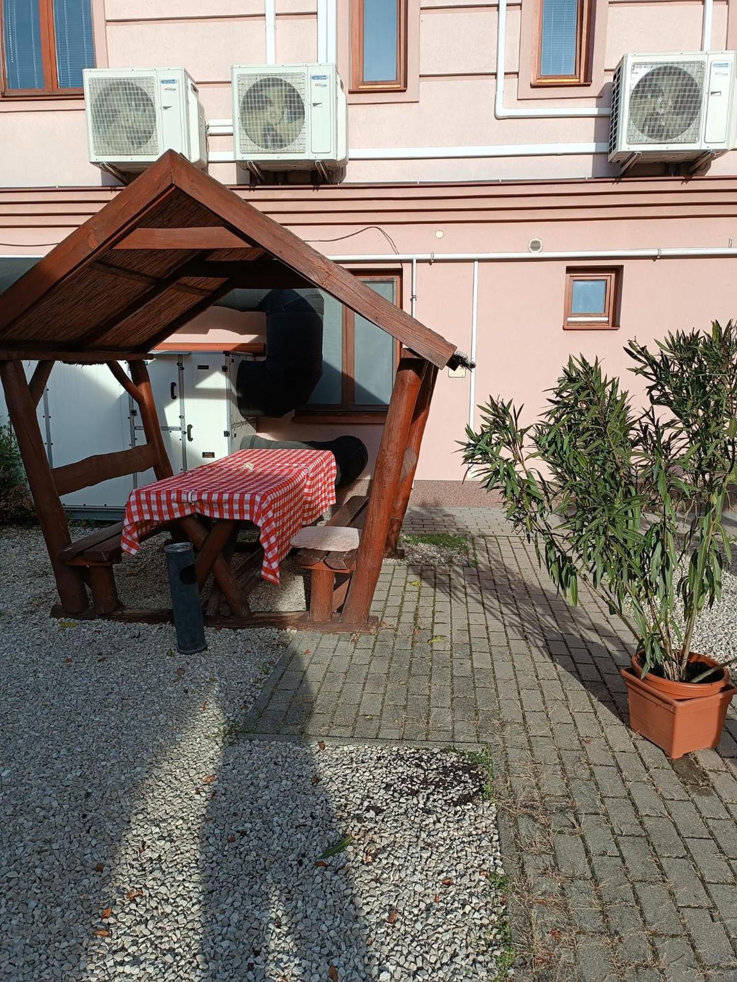 Malom Panzio Bed & Breakfast Kiskunfélegyháza Exterior foto
